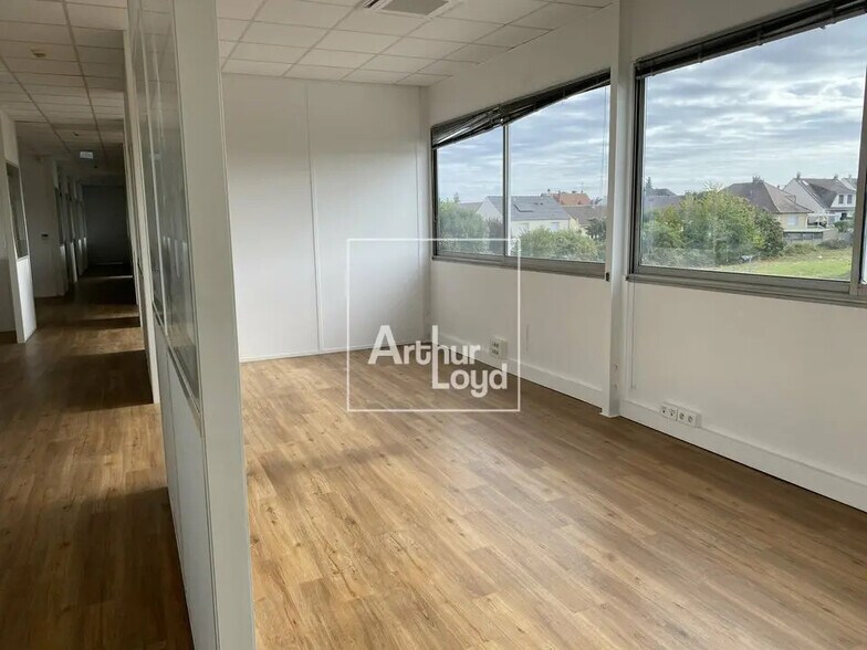 Office in Morangis for lease - Building Photo - Image 3 of 5