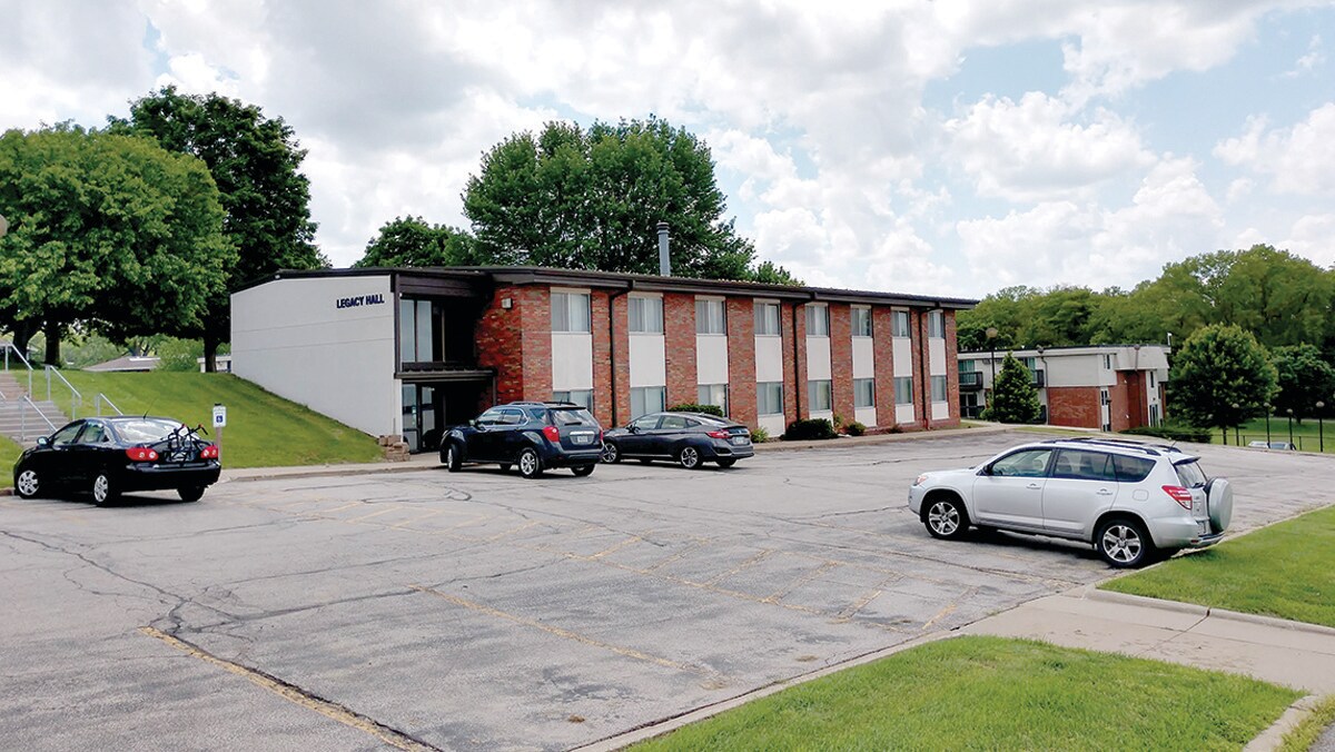 2670 Fleur Dr, Des Moines, IA 50321