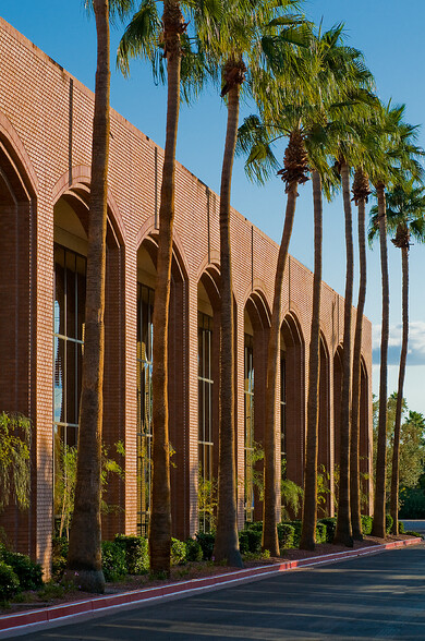 4040 E Camelback Rd, Phoenix, AZ for lease - Building Photo - Image 2 of 12