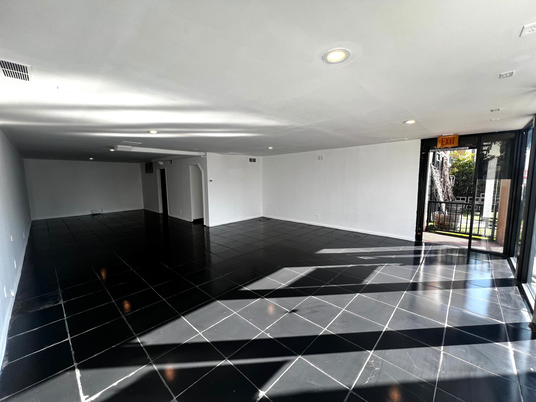 438 Main St, Huntington Beach, CA for lease Interior Photo- Image 1 of 4