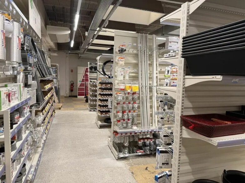 Retail in Aix-en-Provence for lease - Interior Photo - Image 2 of 3