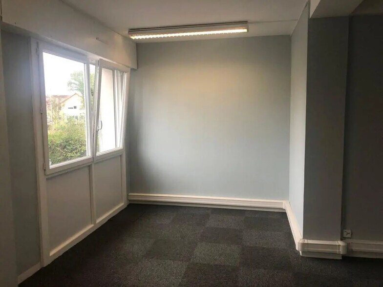 Office in Talant for lease - Interior Photo - Image 2 of 6