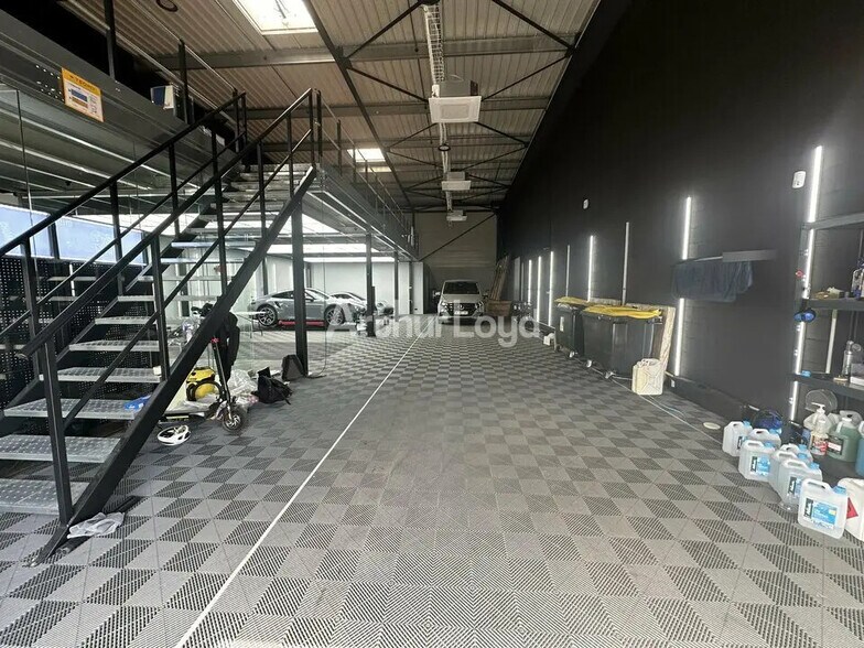 Flex in Reims for lease - Interior Photo - Image 2 of 5