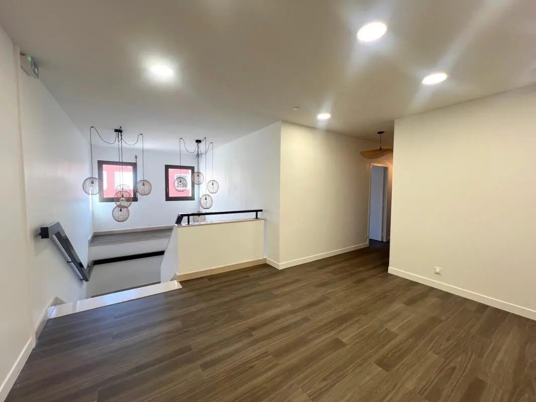 Office in Viroflay for lease Interior Photo- Image 1 of 16