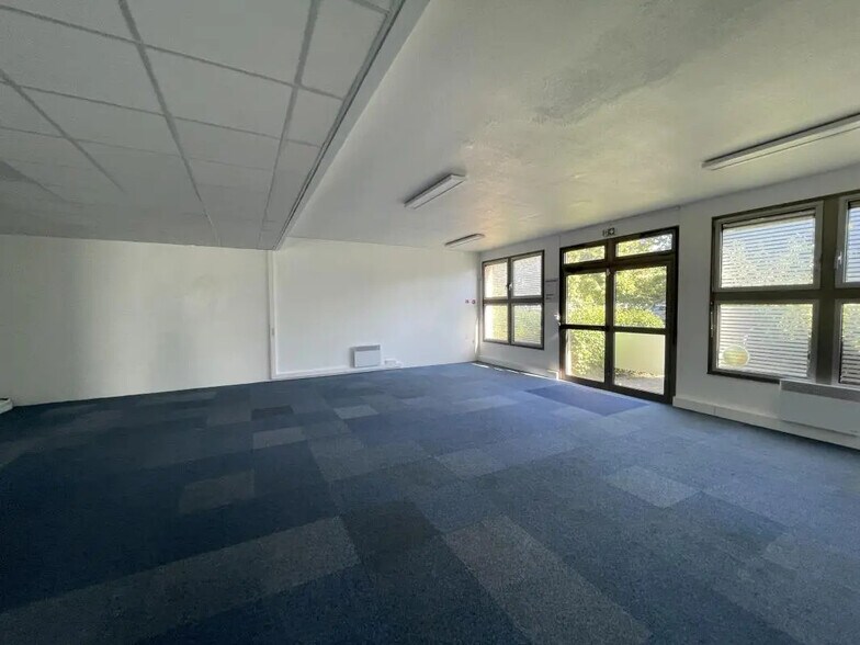 Office in Torcy for lease - Interior Photo - Image 3 of 8