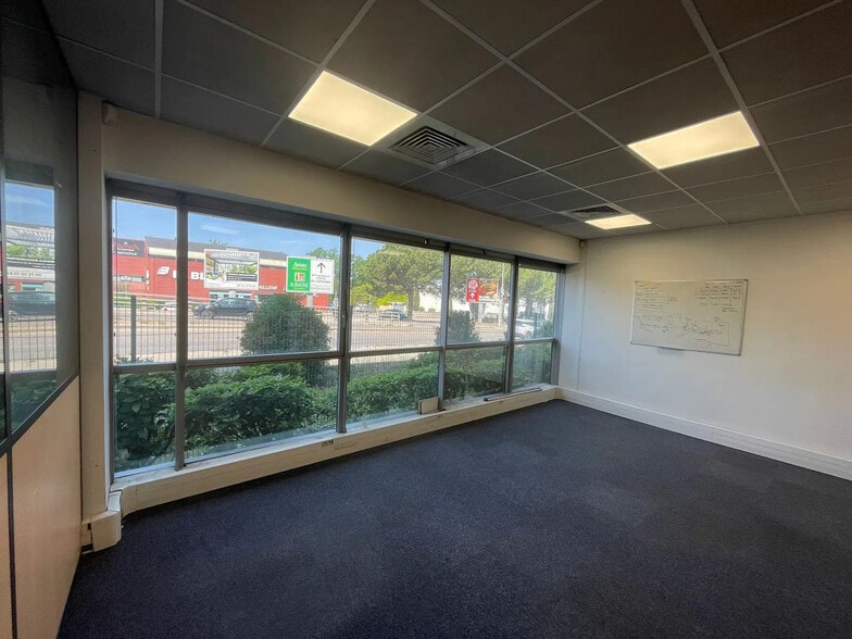 Office in Aubagne for lease - Interior Photo - Image 2 of 8