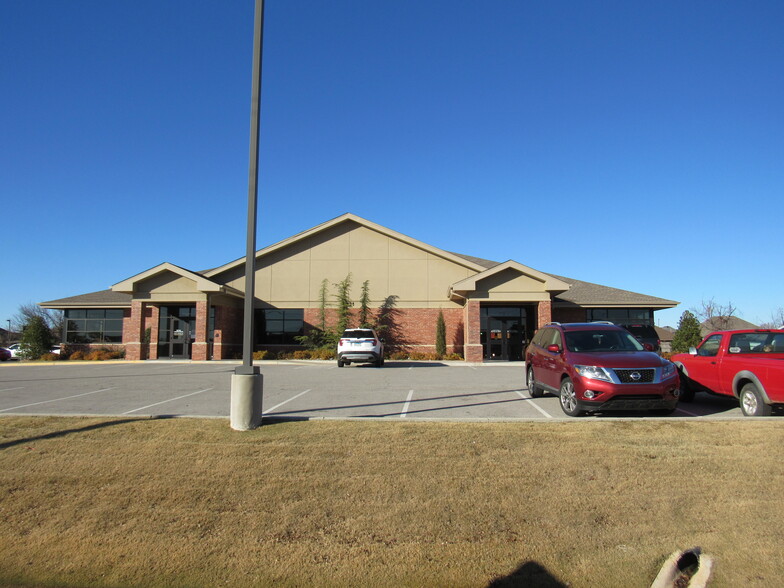 9821 S May Ave, Oklahoma City, OK for lease - Building Photo - Image 1 of 6