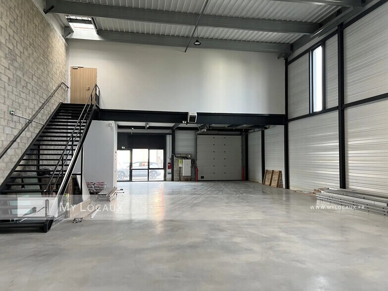 Flex in Éragny for lease - Building Photo - Image 3 of 59