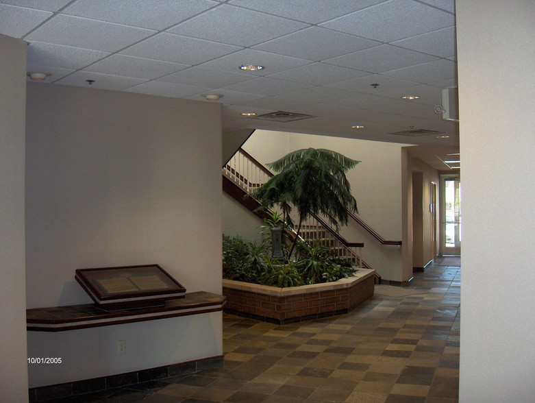 7200 Hudson Blvd N, Oakdale, MN for lease - Lobby - Image 2 of 4