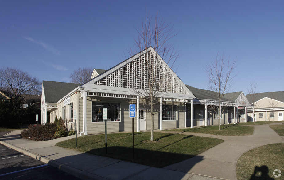 1116 Main Rd, Riverhead, NY for lease - Primary Photo - Image 1 of 10