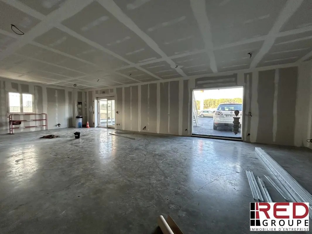 Retail in Venelles for lease Interior Photo- Image 1 of 5