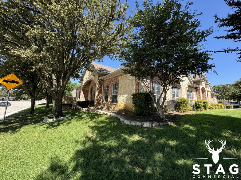 1204 Bent Oaks Ct, Denton, TX for lease - Building Photo - Image 2 of 18