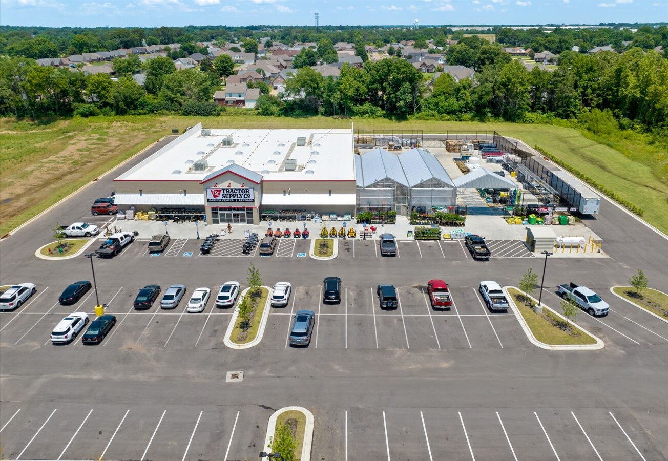 9920 Ridgeway Dr, Olive Branch, MS 38654 - New 15-Yr. Tractor Supply Co ...