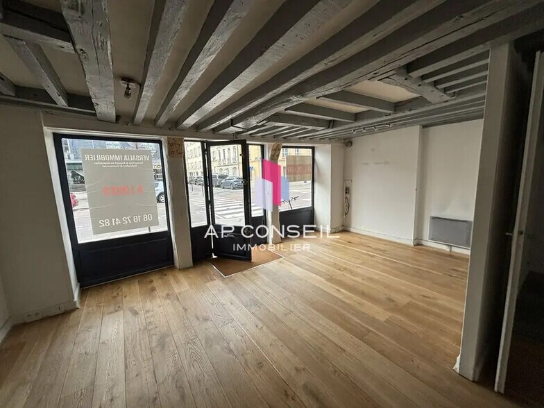 Retail in Versailles for lease - Interior Photo - Image 2 of 3