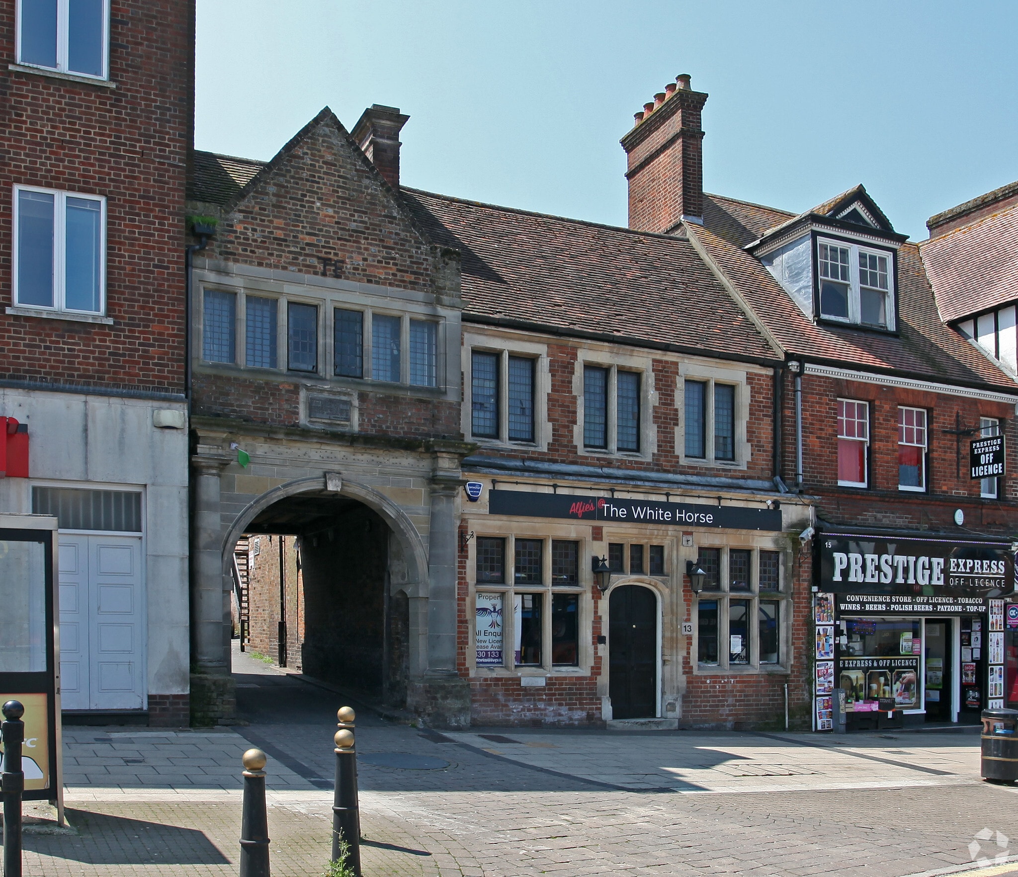 13 High St N, Dunstable, LU6 1HX The White Horse