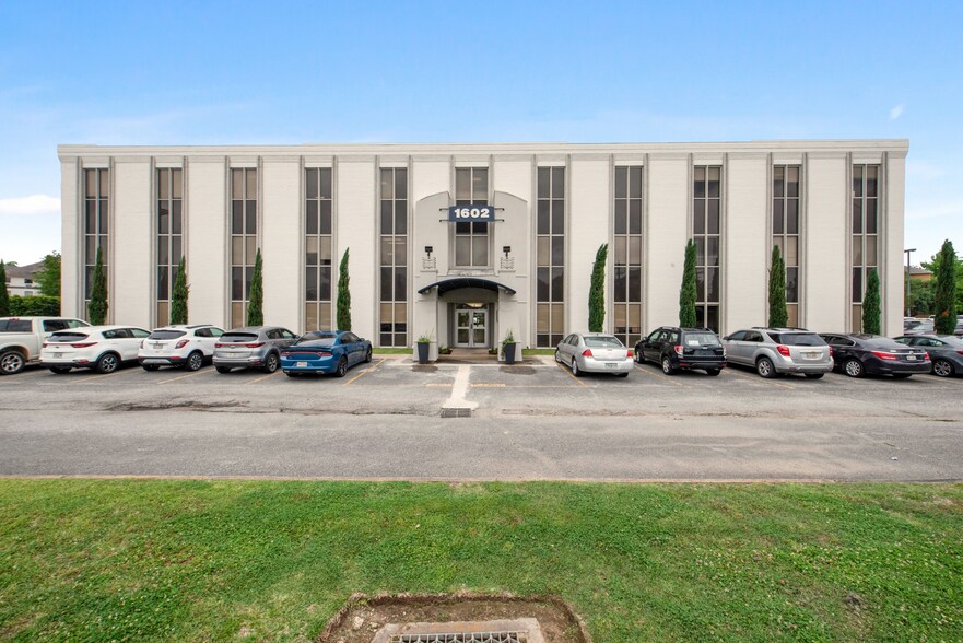 1602 Pinhook Rd, Lafayette, LA for lease - Primary Photo - Image 1 of 12