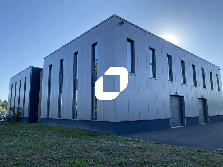 Flex in Martillac for lease - Building Photo - Image 1 of 14