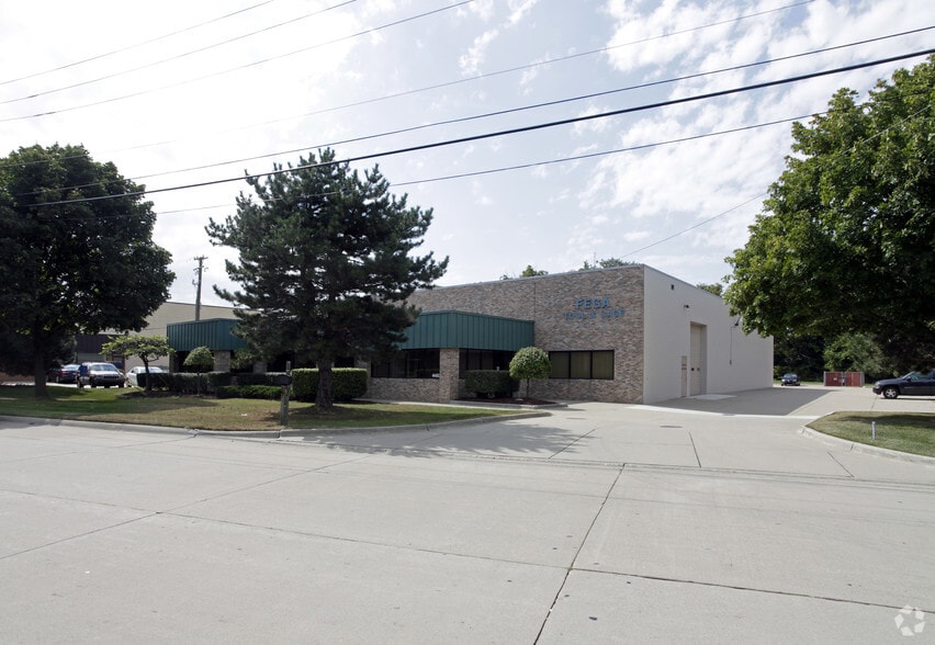 44837 Macomb Industrial Dr, Clinton Township, MI for lease - Building Photo - Image 1 of 3