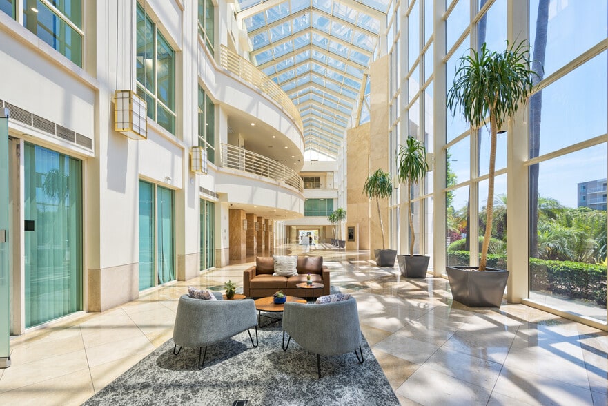 10635 Santa Monica Blvd, Los Angeles, CA for lease - Building Photo - Image 3 of 8