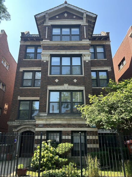 1027 E Hyde Park Blvd, Chicago, IL for sale - Building Photo - Image 1 of 7