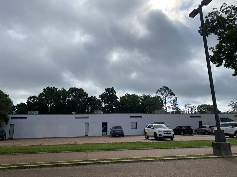 131-151 Jefferson Davis Blvd, Natchez, MS for lease - Building Photo - Image 2 of 4