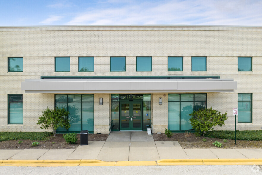 150 W Half Day Rd, Buffalo Grove, IL for lease - Building Photo - Image 2 of 9