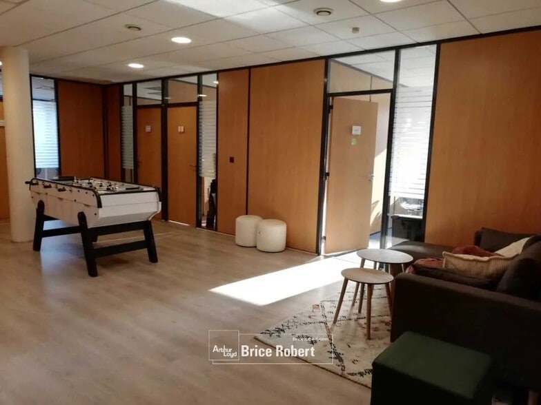 Office in Lyon for sale - Building Photo - Image 2 of 7