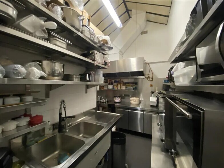 Retail in Paris for lease - Building Photo - Image 3 of 8