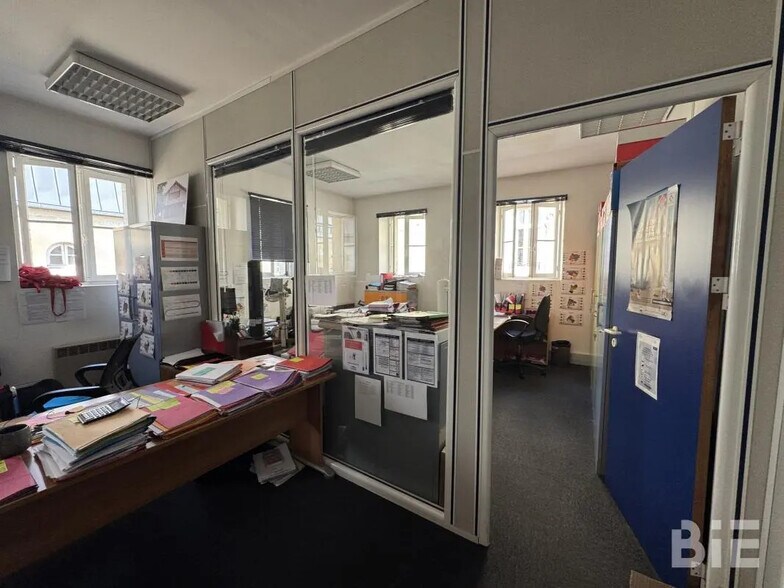 Office in Bordeaux for lease - Interior Photo - Image 2 of 6