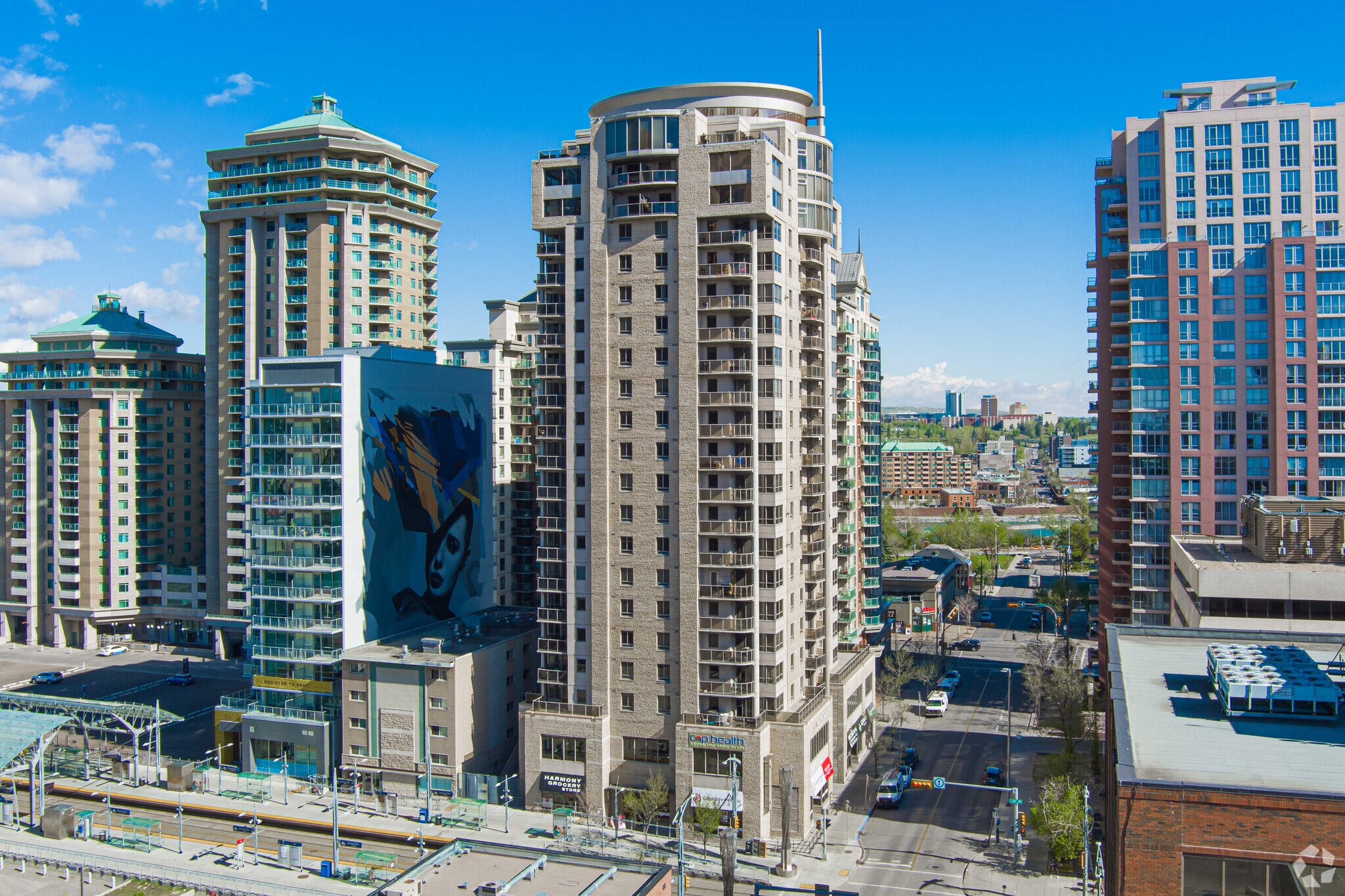 683 10th St SW, Calgary, AB for sale Primary Photo- Image 1 of 61