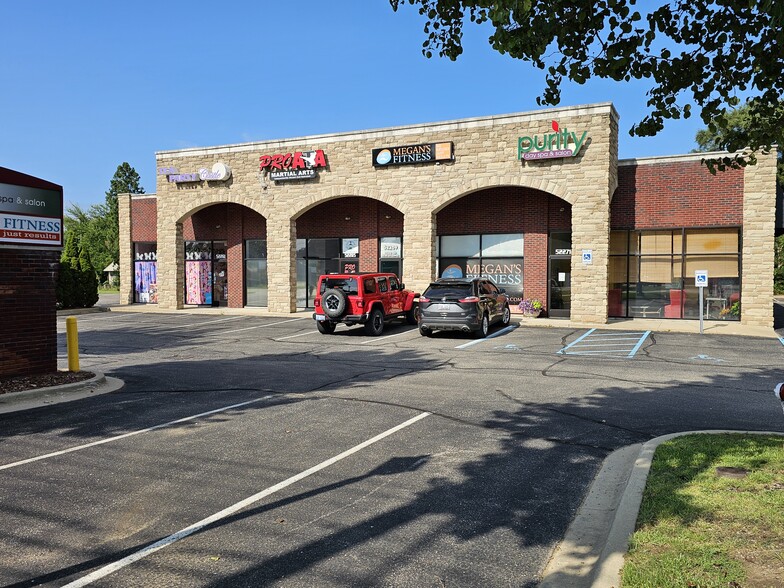 52261-52271 Van Dyke Ave, Shelby Township, MI for lease - Building Photo - Image 1 of 7