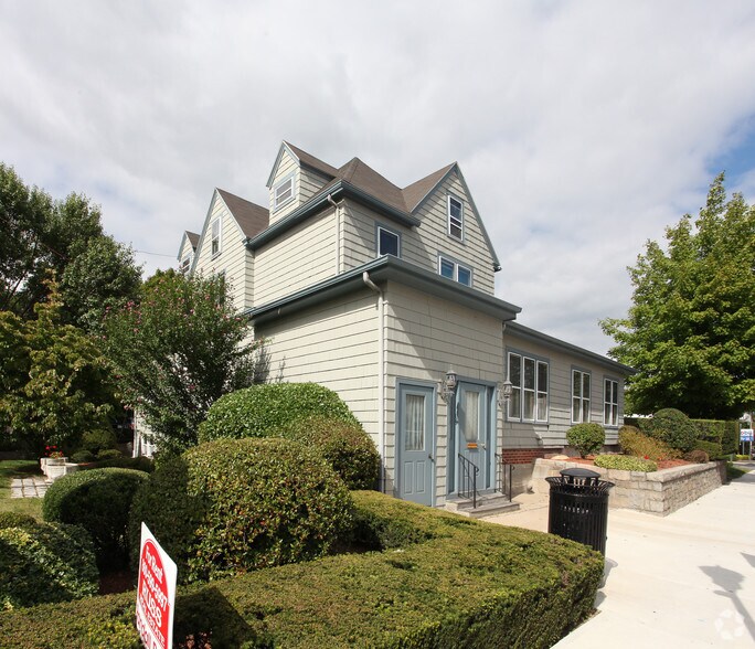 101 W Broad St, Pawcatuck, CT 06379
