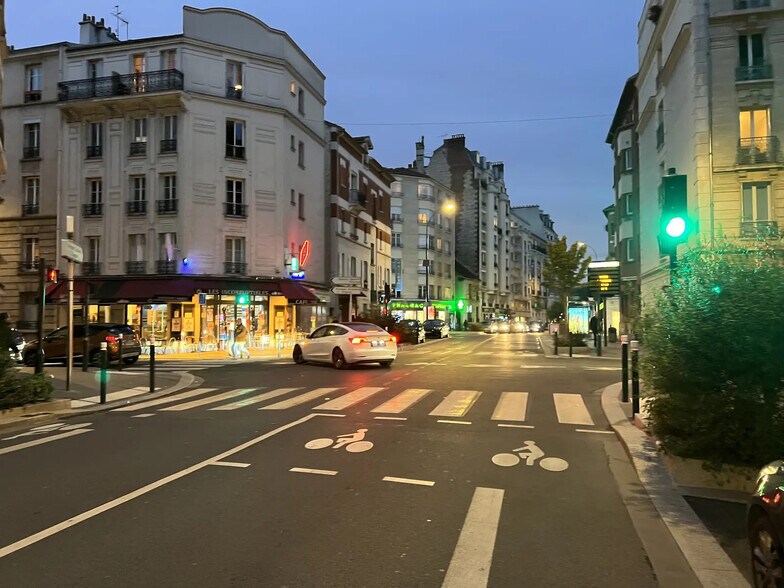 Retail in Saint-Mandé for lease - Building Photo - Image 1 of 1