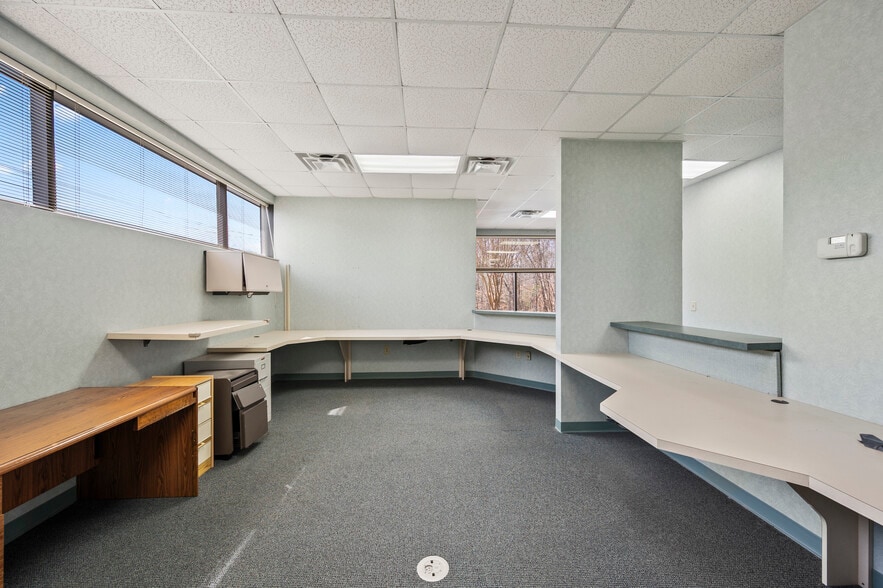 257 W Kings Hwy, Eden, NC for sale - Building Photo - Image 2 of 8