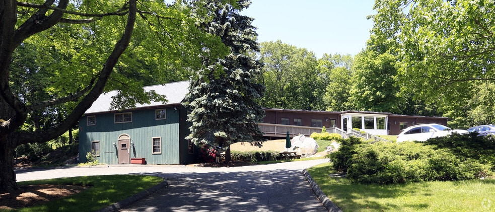 9 Brookside Rd, Redding, CT for sale - Primary Photo - Image 1 of 1