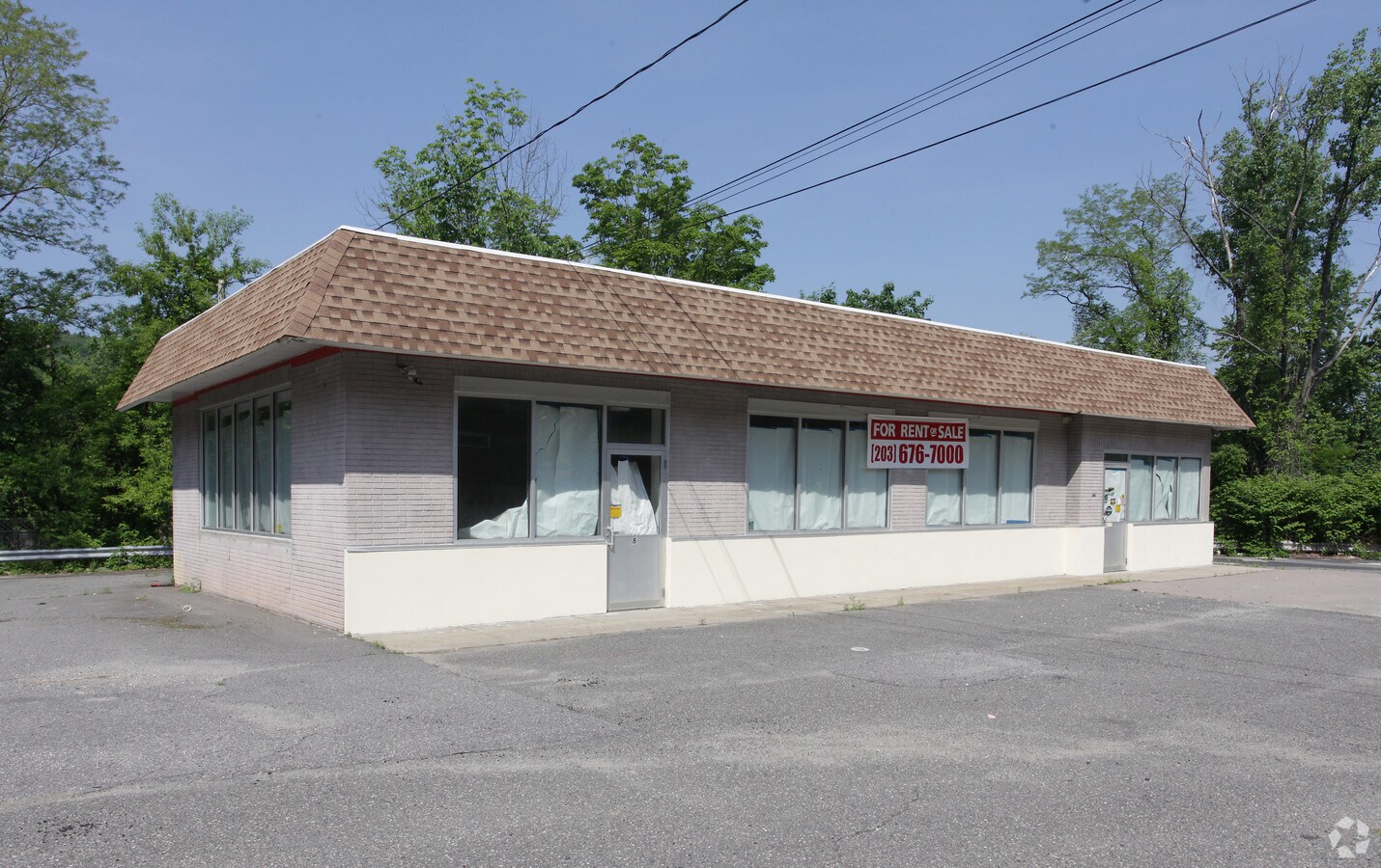 8 S Main St, Winsted, CT 06098