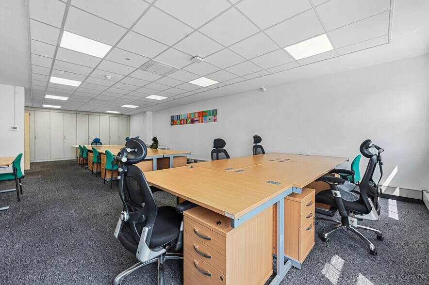 72-73 Warren St, London for lease - Building Photo - Image 3 of 5