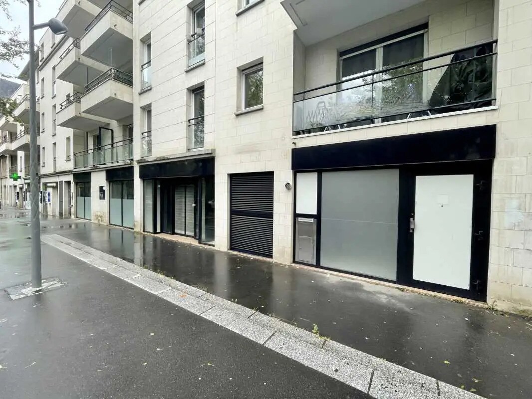 Retail in Rouen for lease Building Photo- Image 1 of 15