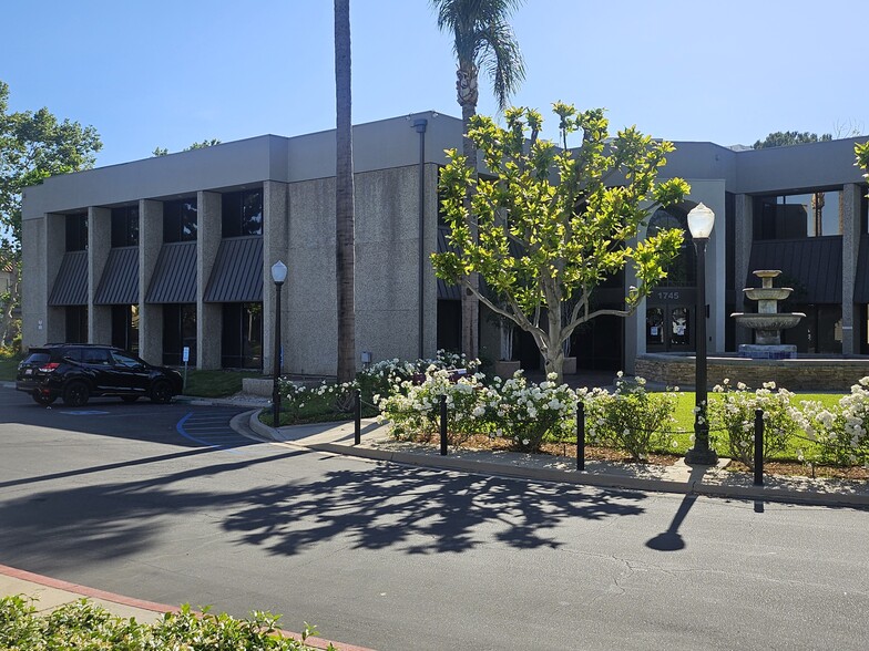 1745 W Orangewood Ave, Orange, CA for lease - Building Photo - Image 3 of 7