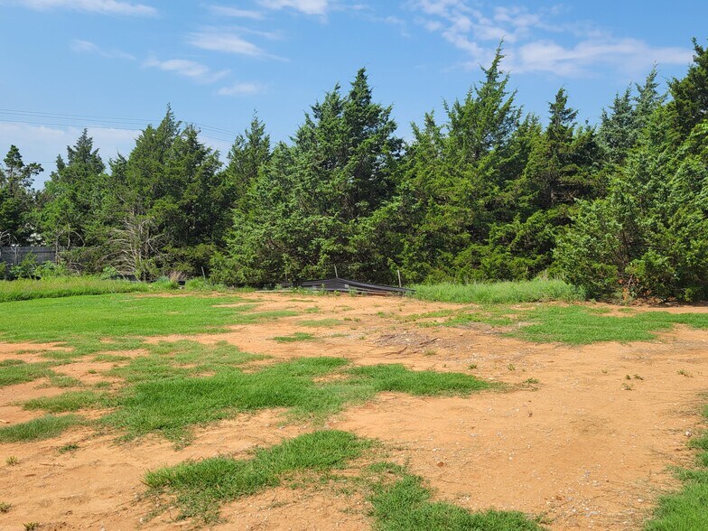 Kelly between Covell and Danforth, Edmond, OK for lease - Primary Photo - Image 1 of 1
