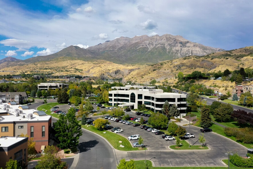 Riverwoods Business Park portfolio of 2 properties for sale on LoopNet.com - Building Photo - Image 3 of 17