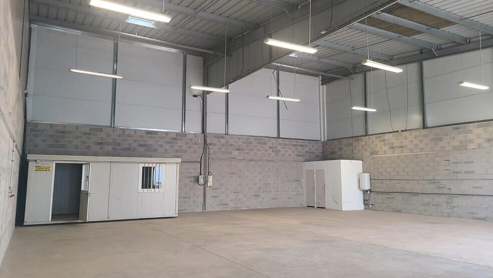 Flex in Brignoles for lease - Interior Photo - Image 3 of 11