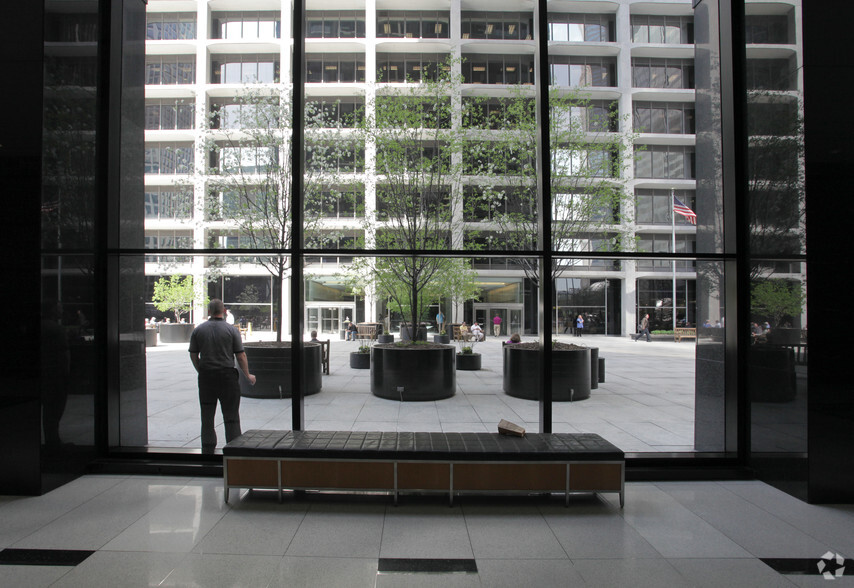 150 S Wacker Dr, Chicago, IL for lease - Lobby - Image 2 of 14