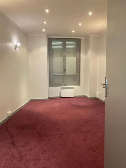 Retail in Paris for lease - Interior Photo - Image 3 of 4