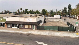 (3) Unit Auto/Retail Building w/Yard - Storefront