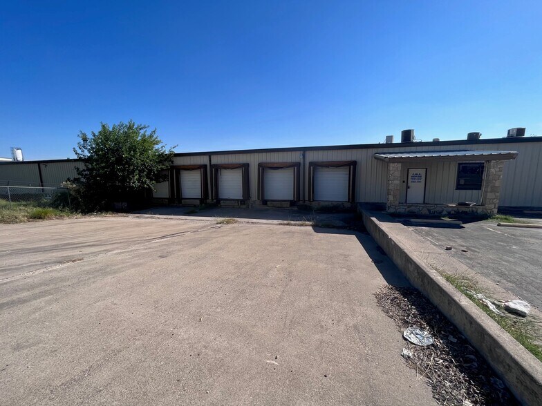 11 Finegan Rd, Del Rio, TX 78840 Manufacturing Facility w/ 13 Dock