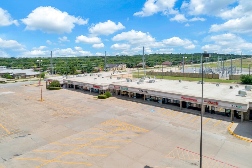 2317-2321 W University Dr, Denton, TX for lease - Building Photo - Image 3 of 10