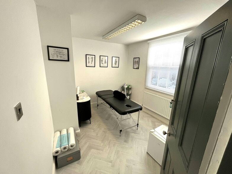 6 George St, Alderley Edge for lease - Building Photo - Image 2 of 7