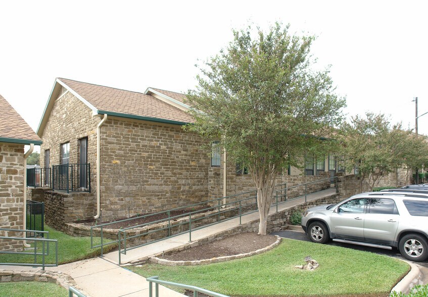 13740 Research Blvd, Austin, TX for lease - Primary Photo - Image 1 of 8