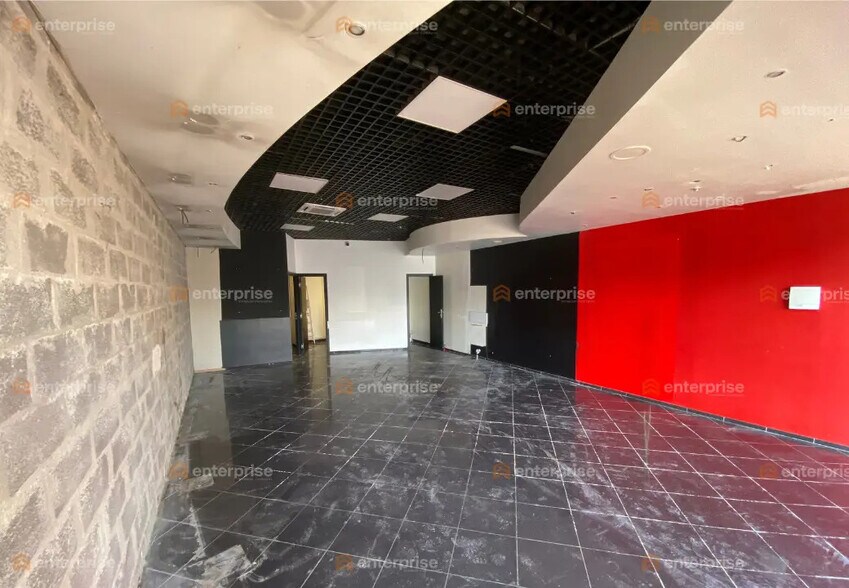 Retail in Loos for lease - Interior Photo - Image 2 of 4